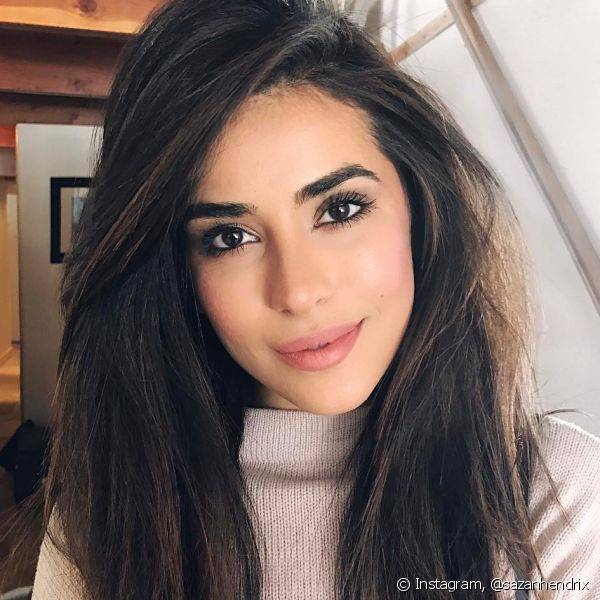 O aspecto de pele mais natural e levemente bronzeada está super em alta entre as famosas e fashionistas (Foto: Instagram @sazanhendrix)